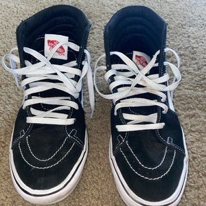 Lightly Worn Black and White Sk8-Hi’s 8.5M/10W